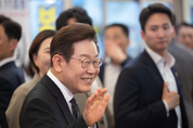 [리얼미터] 이 대통령 국정수행 평가 '잘한다' 56.0…'잘못한다' 39.2