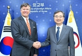한미 외교차관, 구금 문제 해결·비자 개선 등 논의…"미국 재입국시 어떤 불이익도 없을 것"
