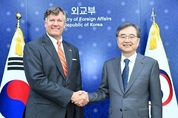 한미 외교차관, 구금 문제 해결·비자 개선 등 논의…"미국 재입국시 어떤 불이익도 없을 것"