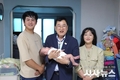 주낙영 경주시장, 충효동 여섯째 출산 가정 방문…다자녀 양육 응원