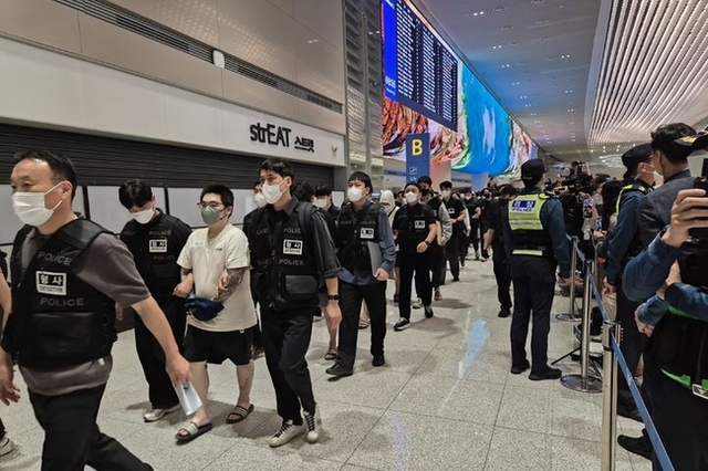 캄보디아 구금 한국인 64명 전세기 편으로 송환