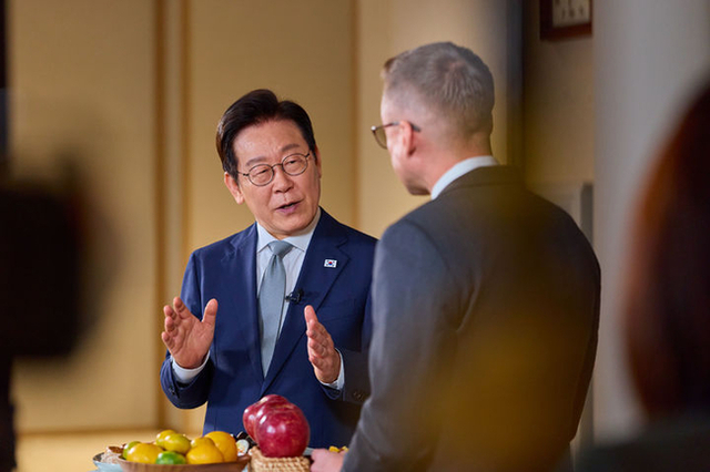 李 대통령 국정수행 평가 '잘한다' 53.0·'잘못한다' 43.3 [리얼미터]