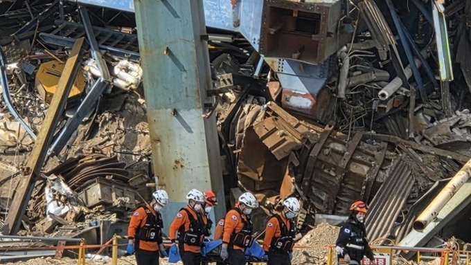 울산 화력발전소 붕괴 사고...철근·잔해물 뒤엉켜 구조 난항