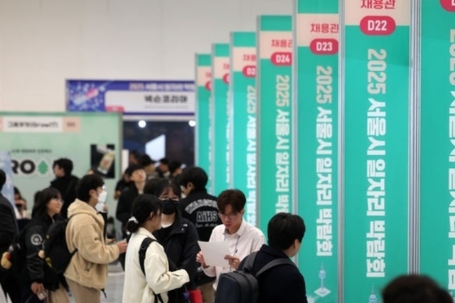 10월 취업자 19.3만명 증가…건설·제조 부진에 청년층 고용 마이너스 지속