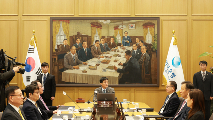 한국은행 기준금리 연 2.5로 4연속 동결...환율과 가계부채, 집값, 물가 모두 불안