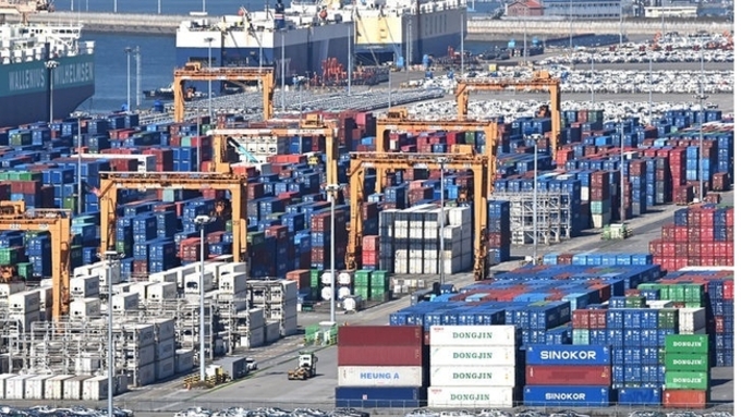 10월 산업생산 반도체 급감 영향 2.5 감소…소비 늘고 투자는 급감