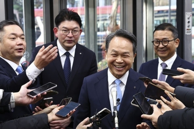 진옥동 신한금융 회장 최종 선출 연임 성공…"경영능력 증명"