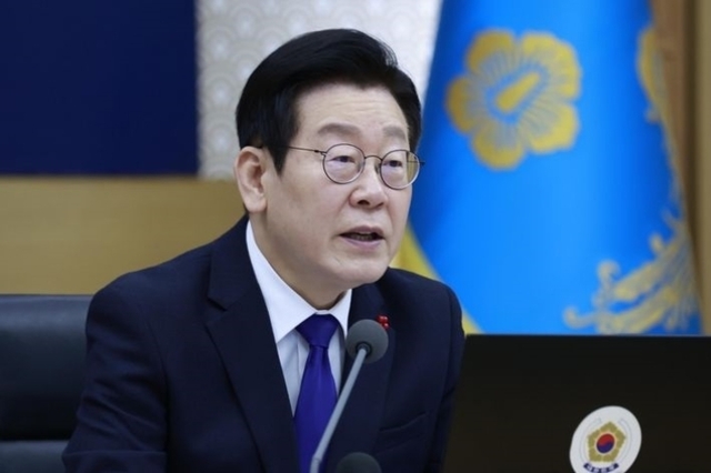 李 대통령 "공무원, 탁월한 성과 내면 파격적 포상…부적격자는 엄중 문책"