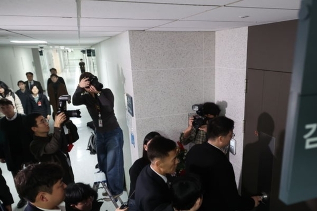 김건희 특검, '로저비비에 가방 선물 의혹' 김기현 자택·의원실 압수수색