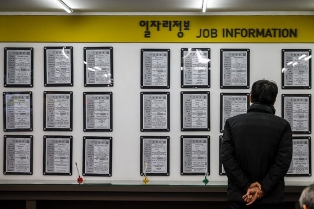 작년 12월 취업자수 16만8000명↑…전월比 증가폭 축소