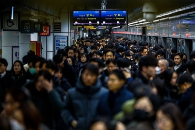 서울 시내버스 파업 지속…시, 지하철·대체버스 추가 투입