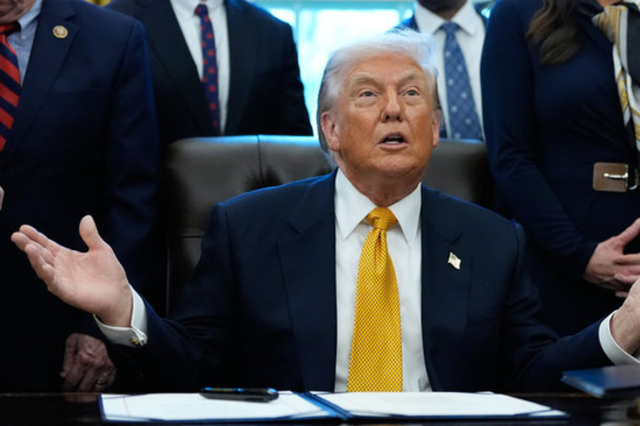 트럼프 "미국 기여않는 첨단 반도체, 내일부터 25 관세 부과" 지시