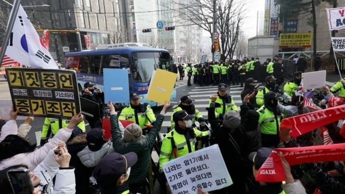 법원, 윤 前 대통령 '체포방해' 1심 징역 5년 선고