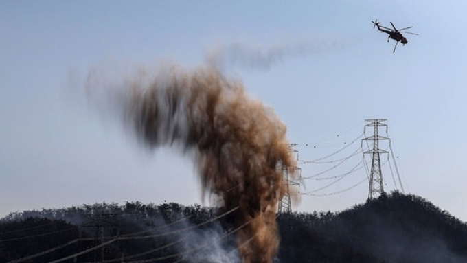 경주 재발화한 산불, 주불 3시간 만에 진화 완료