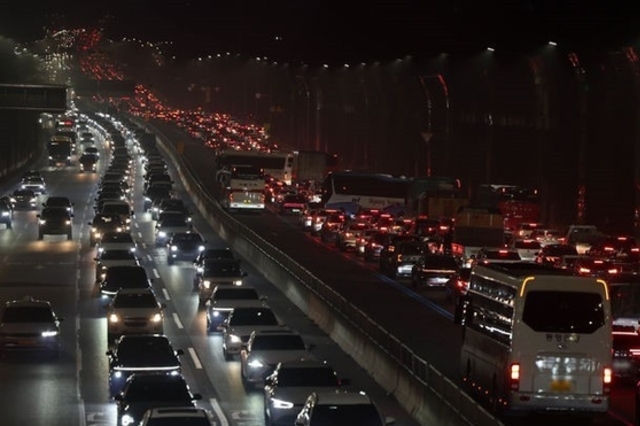 설 전날 귀성길 정체 전국 대부분 해소…서울서 부산 4시간30분