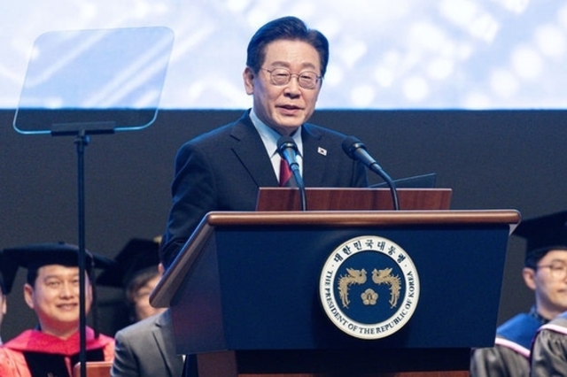 李 대통령 국정수행 평가 '긍정' 58.2…4주 연속 상승 [리얼미터]