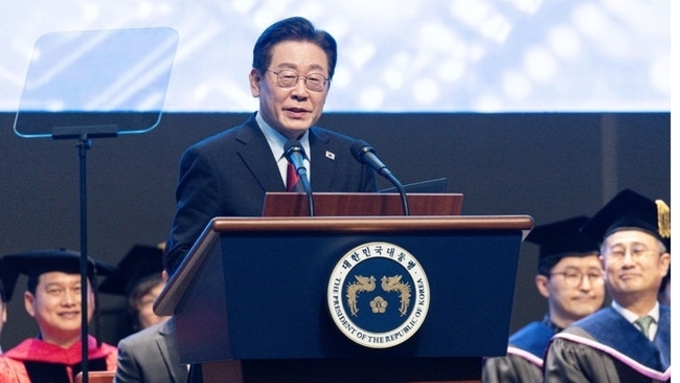 李 대통령 국정수행 평가 '긍정' 58.2…4주 연속 상승 [리얼미터]