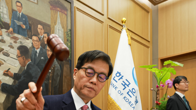 한국은행 기준금리 연 2.5로 6연속 동결...“집값, 가계부채, 환율에 계속 유의해야”