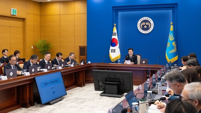 이재명 대통령 지지율 64 2주 전보다 1p↑...긍정 평가 이유 경제/민생, 부동산 17 1위