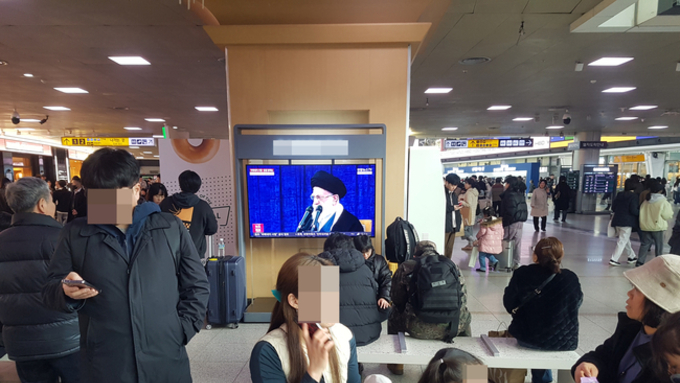 미국·이스라엘 공습에 하메네이 사망 37년 철권통치 종식...이란, 3인 지도자위 구성