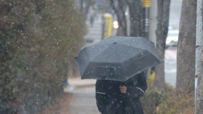 오늘 전국 흐린 하늘…낮까지 강원 산지 중심 많은 눈