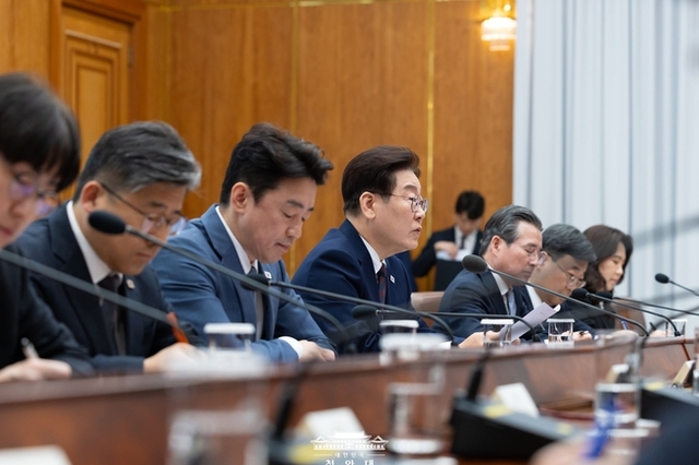 이번 주 석유 최고가격제 시행...이재명 대통령 “최악 상황 염두에 두고 대응책 마련해야”