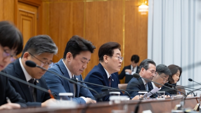 이번 주 석유 최고가격제 시행...이재명 대통령 “최악 상황 염두에 두고 대응책 마련해야”