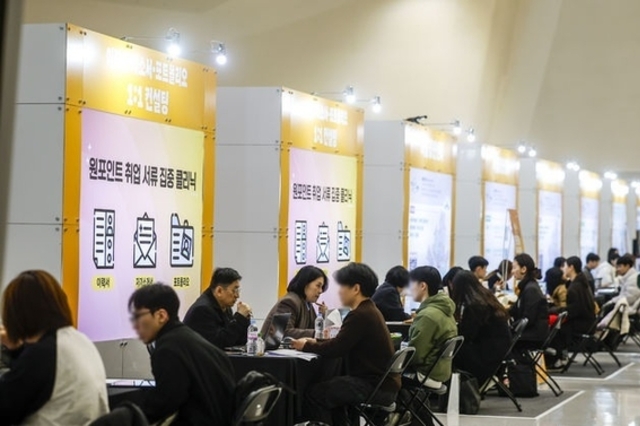 2월 취업자 수 5개월 만에 최대 증가... 20만명대 증가세 회복