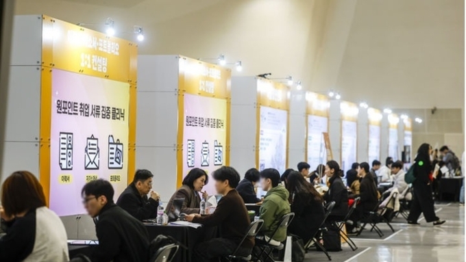 2월 취업자 수 5개월 만에 최대 증가... 20만명대 증가세 회복