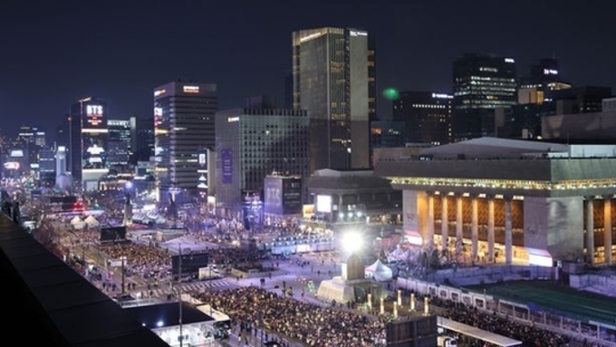 BTS 공연, 응원의 보랏빛 열기로 덮힌 광화문...넷플릭스 켠 아미들도 '떼창'