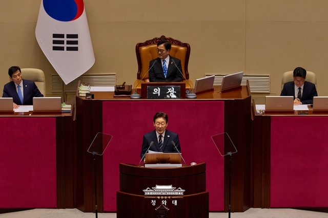 이재명 대통령 “민생경제 전시상황...중동전쟁 단기간에 끝나지 않을 수 있어 철저히 대응해야”