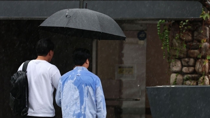 오늘 전국 천둥번개 동반한 비…황사비에 미세먼지도 '나쁨'