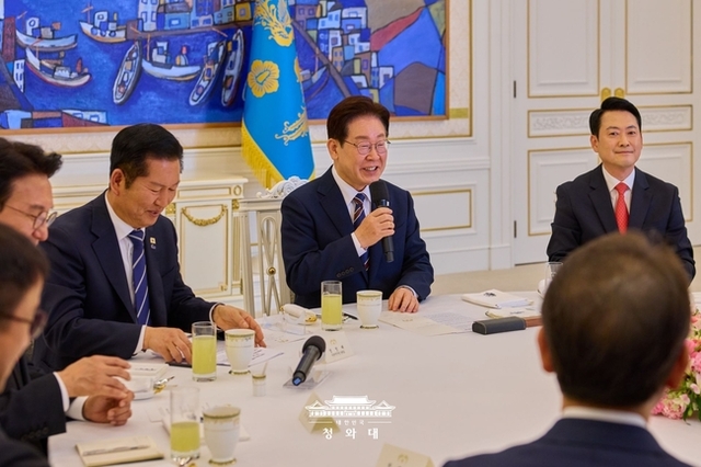 장동혁, 개헌 관련 “‘중임 안 하겠다’고 선언하라”vs이재명 대통령 “중임 불가능하다”