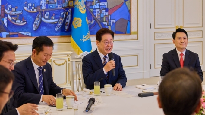 장동혁, 개헌 관련 “‘중임 안 하겠다’고 선언하라”vs이재명 대통령 “중임 불가능하다”