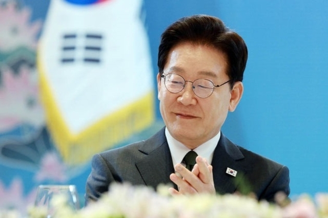 李대통령 국정수행 '긍정' 65.5...취임 후 최고치 [리얼미터]