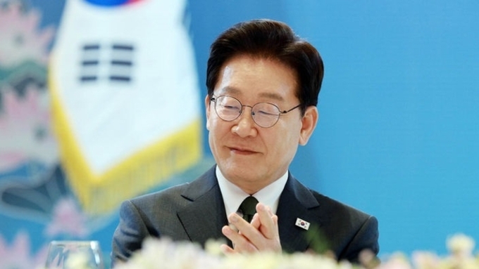 李대통령 국정수행 '긍정' 65.5...취임 후 최고치 [리얼미터]