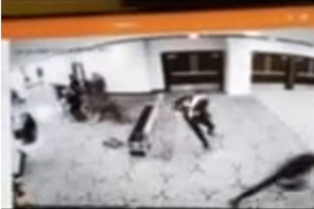 도널드 존 트럼프 참석 만찬장 밖에서 무장괴한 총격!...“당국자들 쏘려 했다”