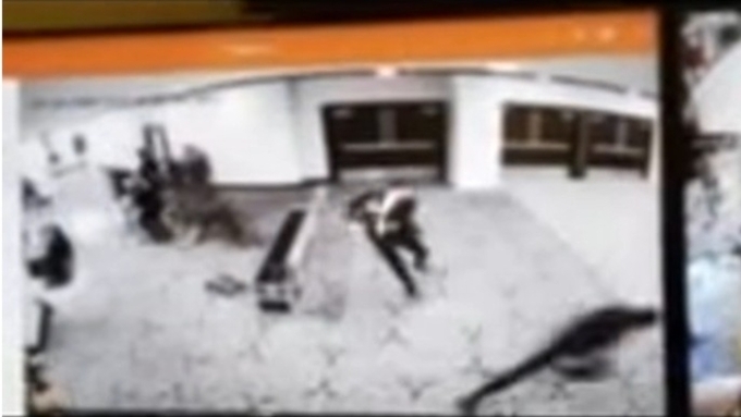 도널드 존 트럼프 참석 만찬장 밖에서 무장괴한 총격!...“당국자들 쏘려 했다”