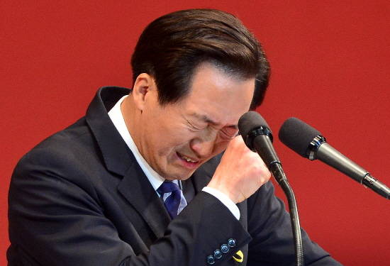 지난 12일 서울 송파 올림픽체조경기장에서 열린 새누리당 서울시장 후보자 선출대회에서 정몽준 의원이 막내아들의 SNS 발언을 사과하며 눈물을 흘리고 있다. <사진 뉴시스>