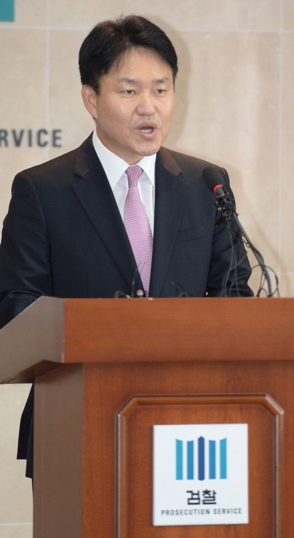 대구지검 1차장 검사였던 이금로 고검장이 ‘대구 여대생 성폭력 사망사건’ 수가결과 브리핑을 하고 있다.