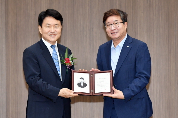 염태영 경기 수원시장(오른쪽)이 퇴임하는 이금로 수원고검장에게 명예시민증서를 전달하고 있다.