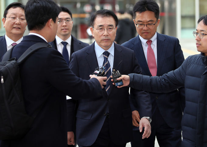 지난해 첫 재판에 출석한 조용병 신한금융그룹 회장.