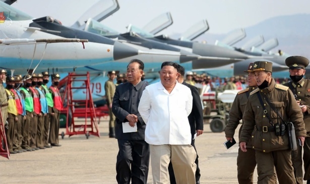 김정은 북한 국무위원장이 서부지구 항공 및 반항공사단 관하 추격습격기연대를 시찰했다고 12일 조선중앙TV가 보도했다(사진=조선중앙TV, 뉴시스).