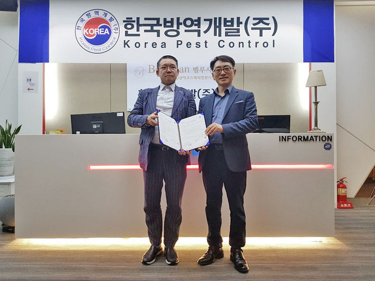 한국방역개발(주) 조현귀 회장(좌)과 (주)미래가치연구소 박충규 대표(우)는 19일 한국방역개발 사무실에서 양사 협력을 위한 업무협약을 체결했다. 미래가치연구소 제공 