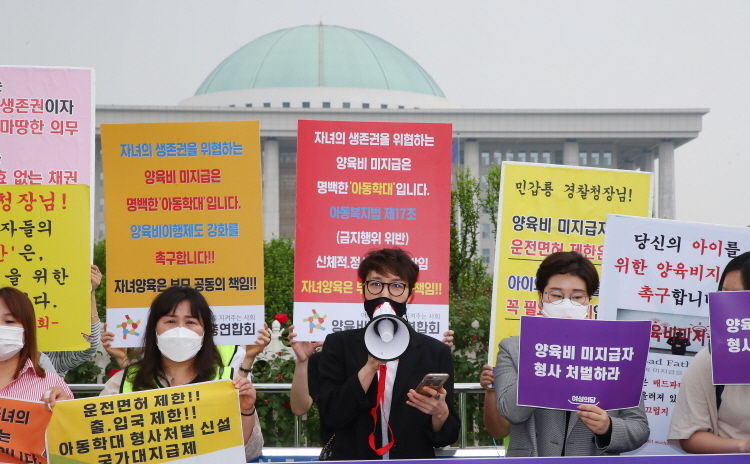 여성의당과 양육비해결총연합회 회원들이 지난 5월 18일 서울 여의도 국회 정문 앞에서 기자회견을 열고 국회 법사위 양육비법 통과를 촉구하고 있다.