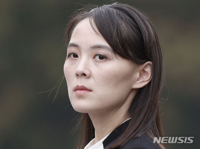 지난 4일 탈북민들의 대북 전단 살포에 강력히 반발하며 "남측이 이를 방치하면 남북 군사합의 파기까지 각오해야 할 것"이라고 경고한 김여정 북한 노동당 제1부부장. 김 제1부부장은 담화를 통해 탈북민의 대북전단 살포에 불쾌감을 표하며 "6·15 남북공동선언 20돌을 맞는 마당에 이런 행위들이 개인의 자유, 표현의 자유라는 미명 하에 방치된다면 남조선은 머지않아 최악의 국면까지 내다봐야 할 것"이라고 경고했었다. (사진=뉴시스)<br>

