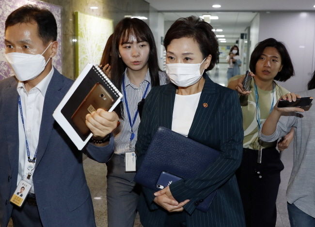 김현미 국토교통부 장관이 9일 서울 여의도 국회의원회관 더불어민주당 정책실에서 부동산 대책 관련 당정청 협의 후 의원회관을 나가고 있다.