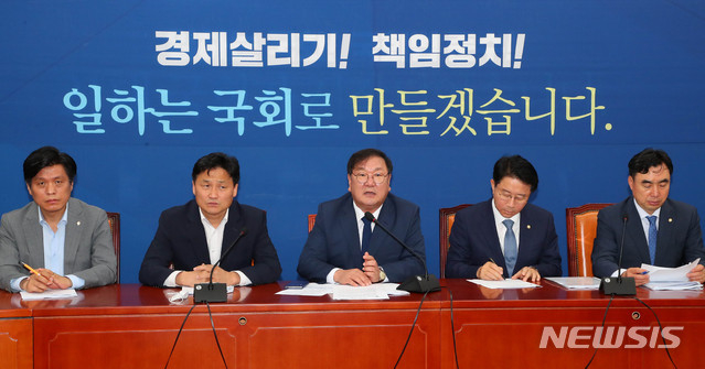 김태년 더불어민주당 원내대표가 9일 서울 여의도 국회에서 열린 더불어민주당 정책조정회의에 참석해 현안관련 발언을 하고 있다.(사진/뉴시스)