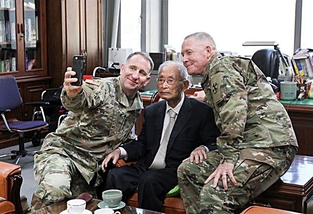 백선엽 장군(가운데)이 지난해 생일 주한미군과 기념 촬영한 모습. (사진=주한미군 페이스북 캡처)