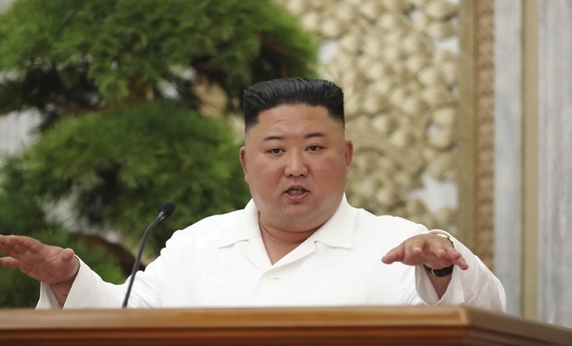 북한이 제공한 사진에 김정은 북한 국무위원장이 2일 평양에서 조선노동당 중앙위원회 정치국 회의를 열고 발언하고 있다.